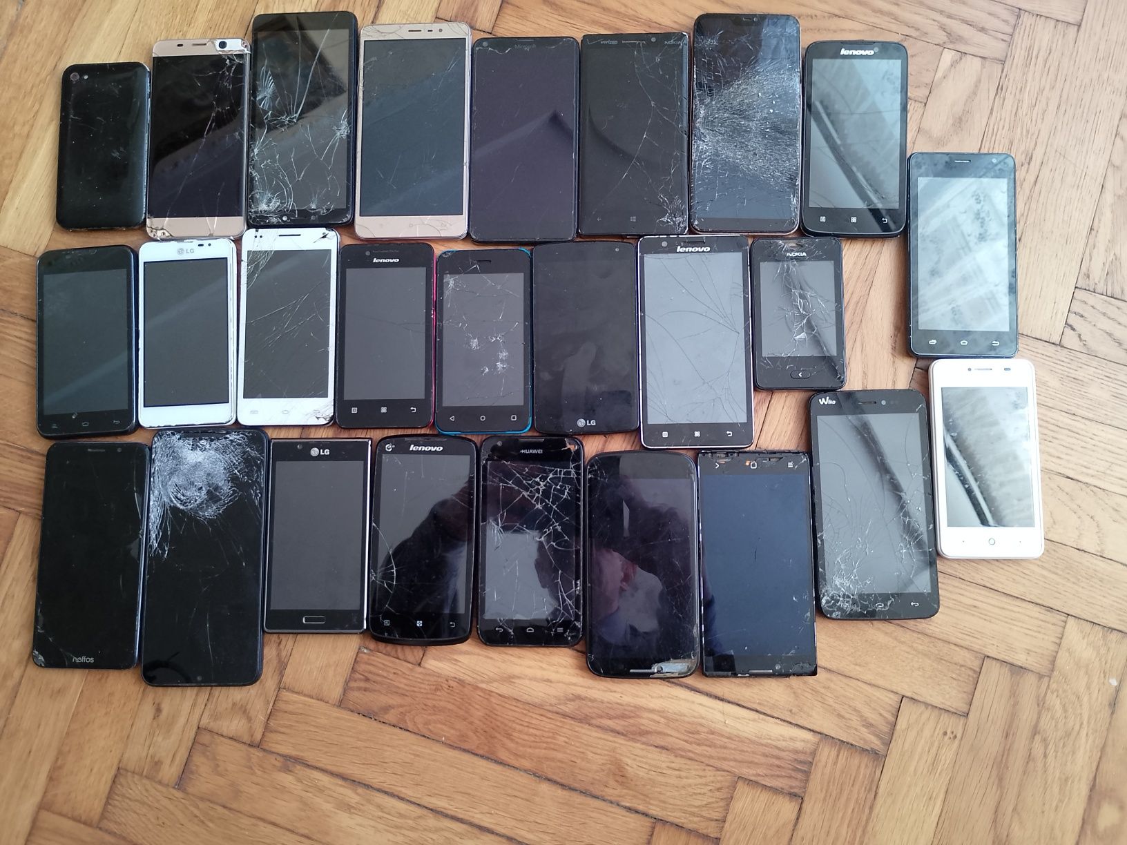 Продам телефони на запчастини.