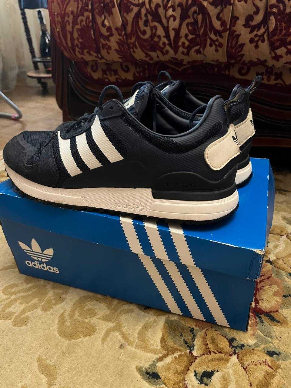 Взуття  adidas  (Zx 700)