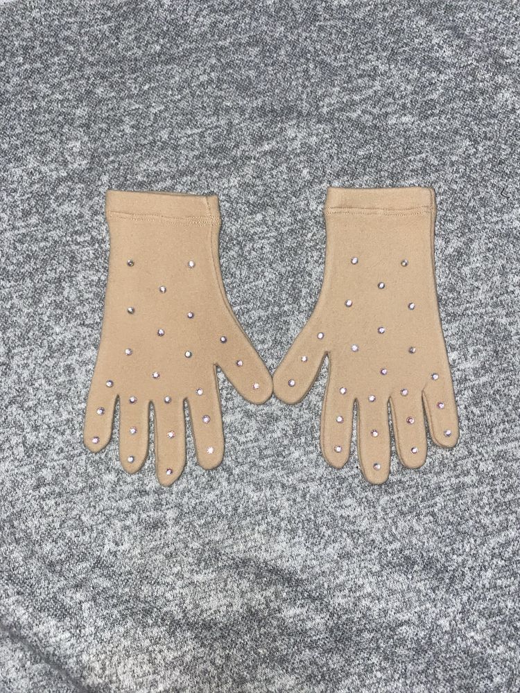 Бежевые перчатки со стразами для выступлений по фигурному катанию