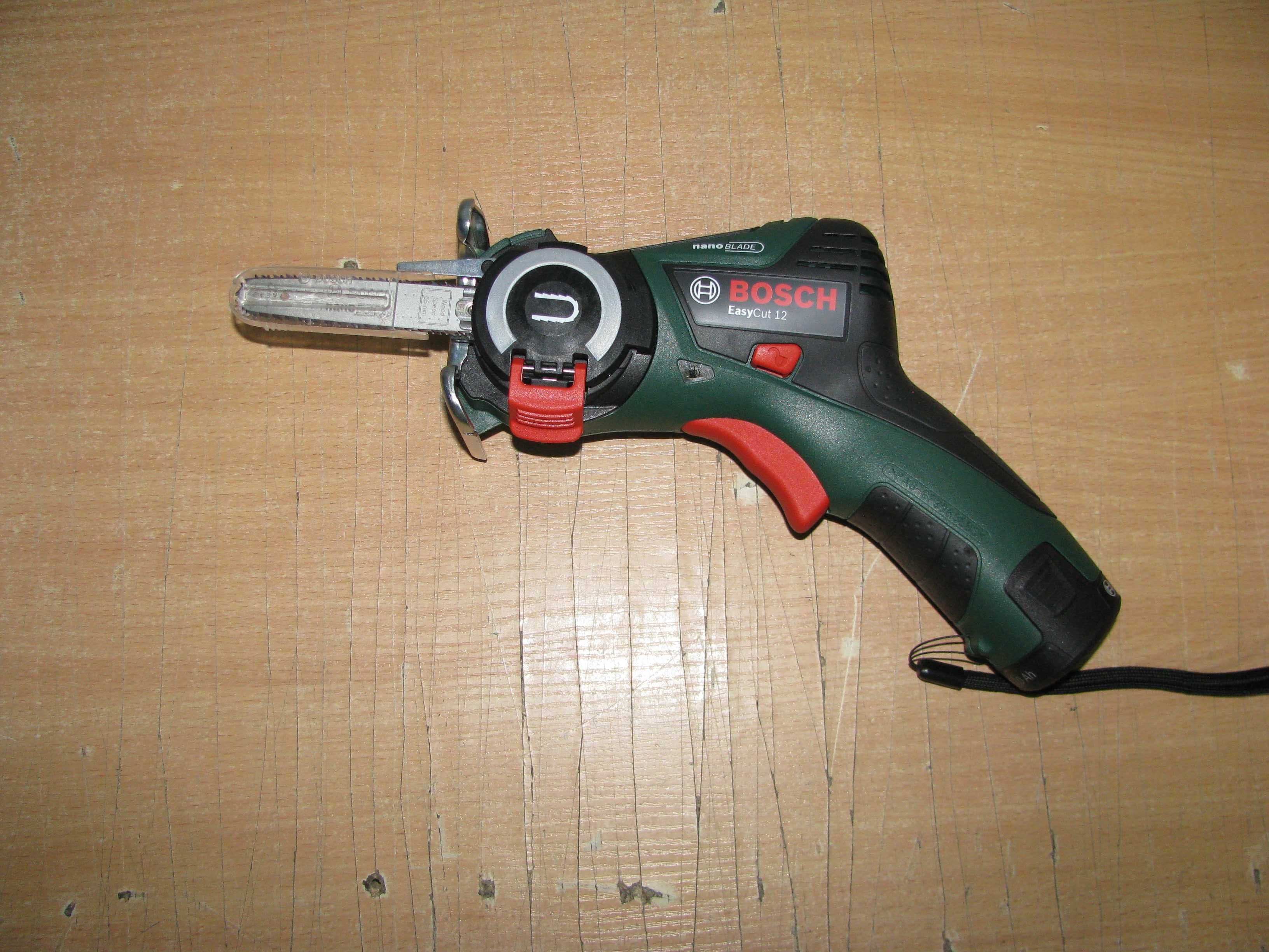Акумуляторна пила Bosch EasyCut 12, акб 12 V 2 Ah