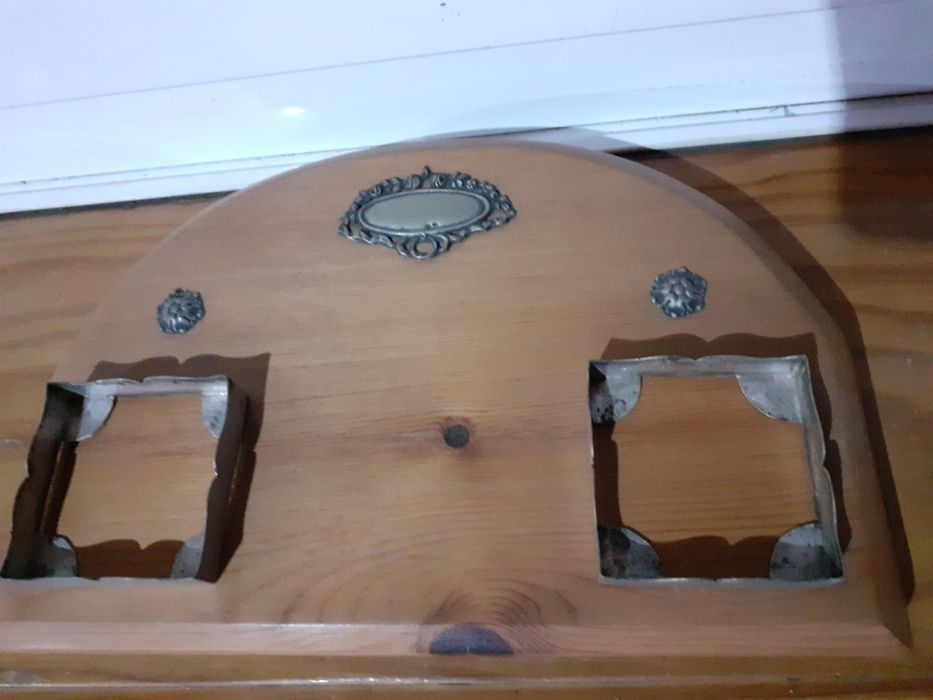 Tinteiros de cristal com base em prata e madeira de riga.