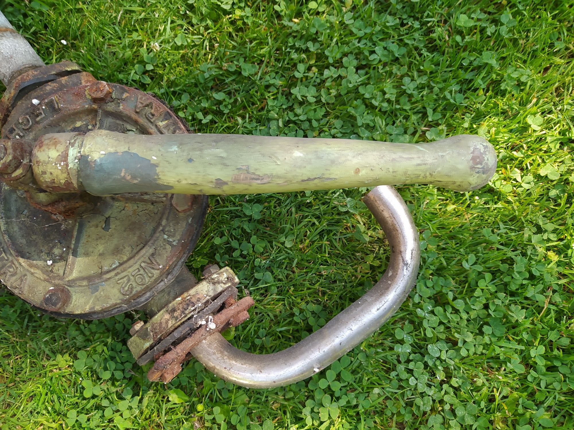 Zabytkowa pompa extra Lech no 2