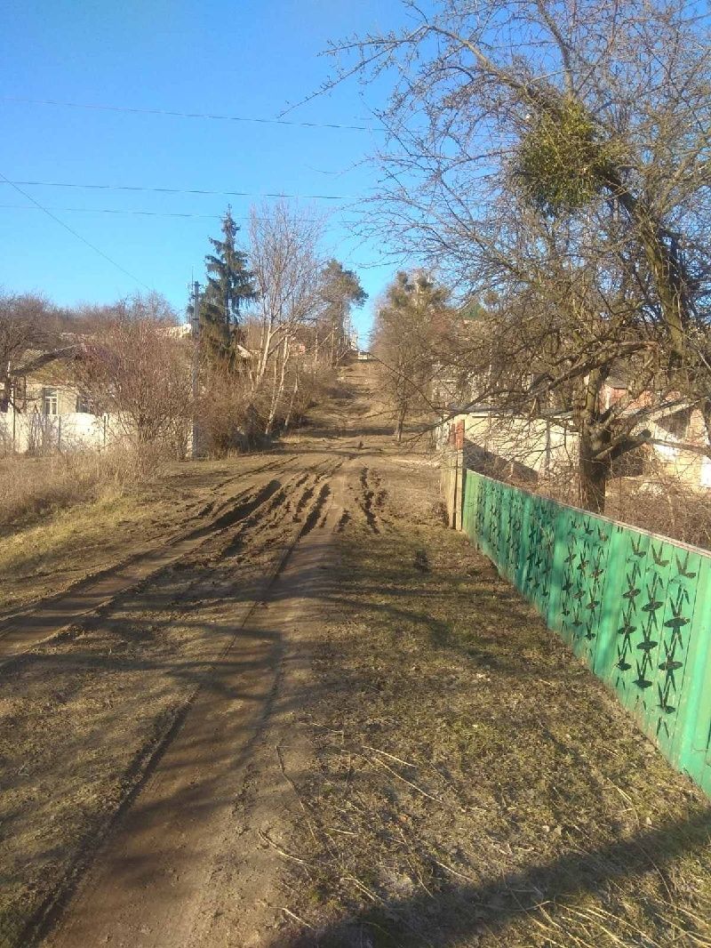 Продам в п Високому половину будинку .