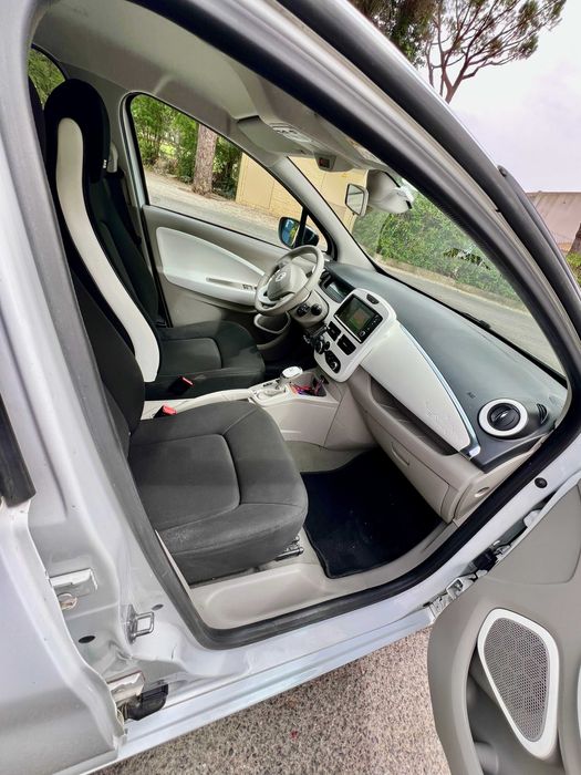 Renault Zoe r 240 life com bateria própria, autonomia urbana 140 kms