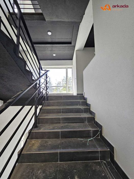 Унікальне комерційне приміщення з терасою  ,вигляд на міське озеро