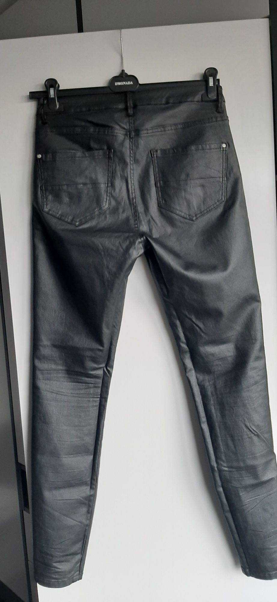Spodnie woskowane eko 38M
