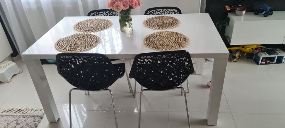Stół lakierowany bialy z krzesłami 160 x 90