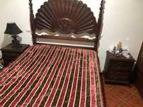Cama com duas mesinhas e uma comuda com espelho
