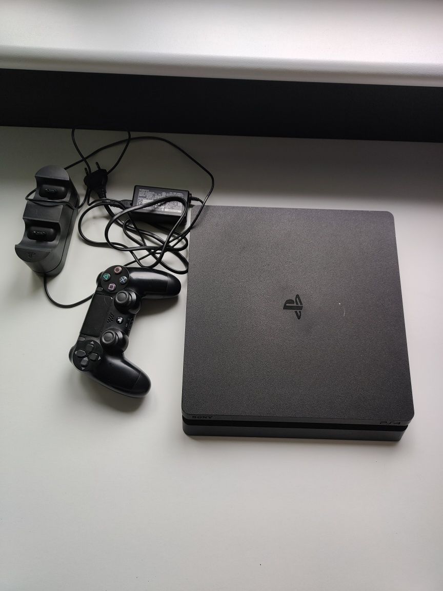 Ps4 slim 1tb z kontrolerem i stacją ładującą na dwa kontrolery