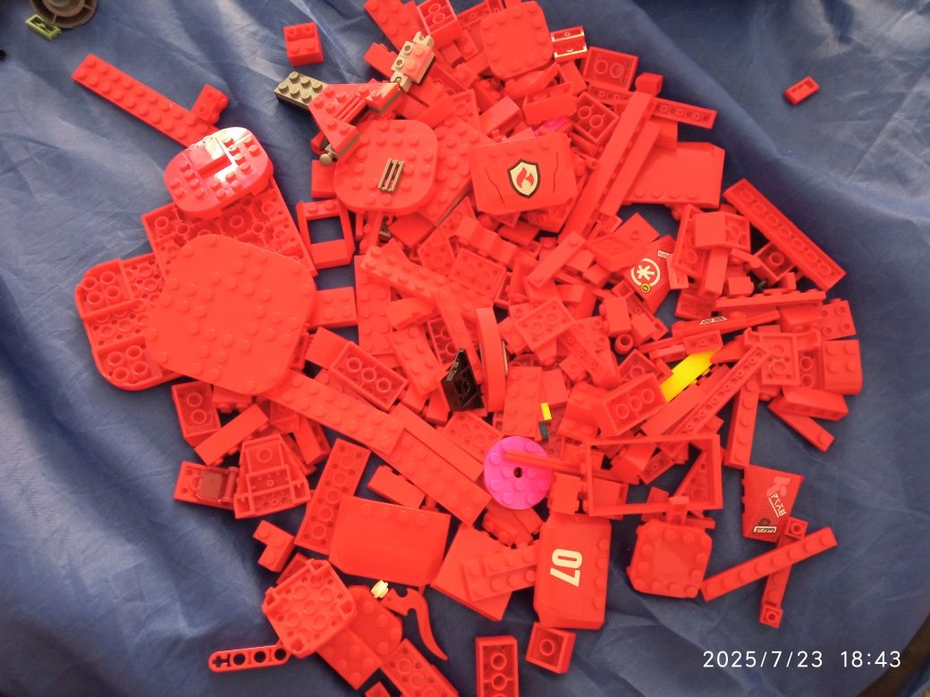 Około 6 kilo klocków LEGO