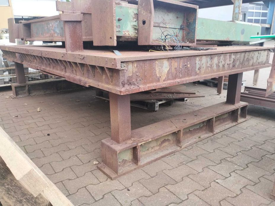 Duży, ciężki stół montażowy, spawalniczy