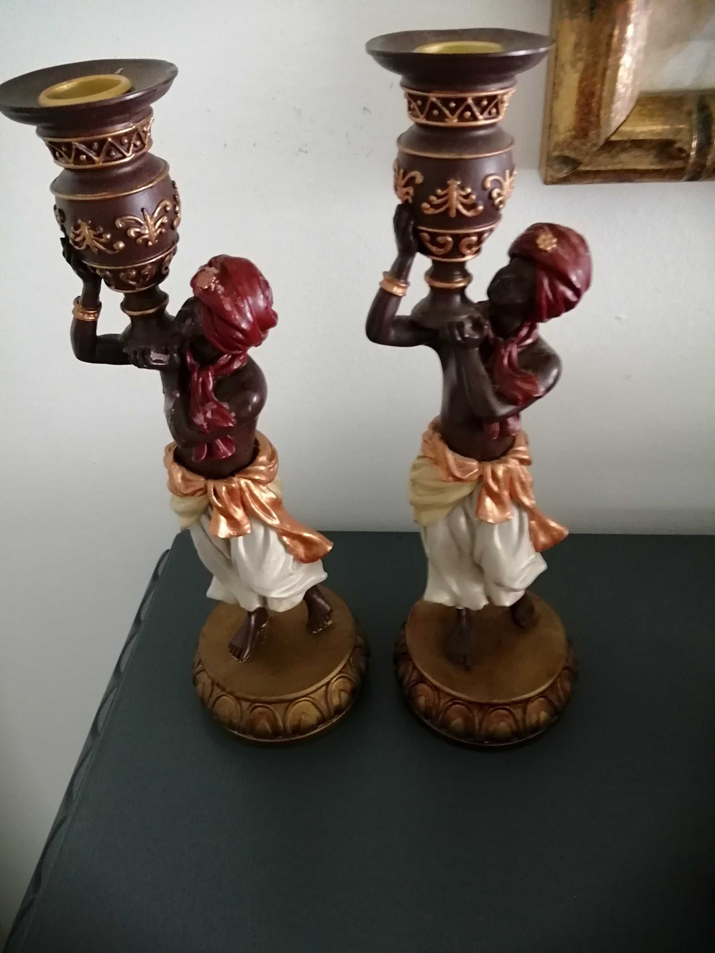 Par figuras em castiçal altura 28 cm