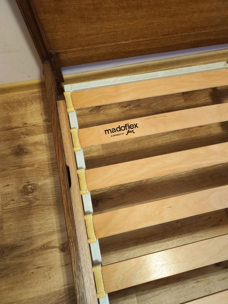Sprzedam  Łóżko ludwikowskie z dwiema szafkami