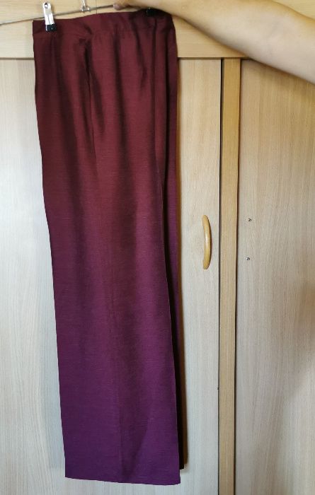 Elegancki wiśniowy komplet - kamizelka, spódnica i spodnie.