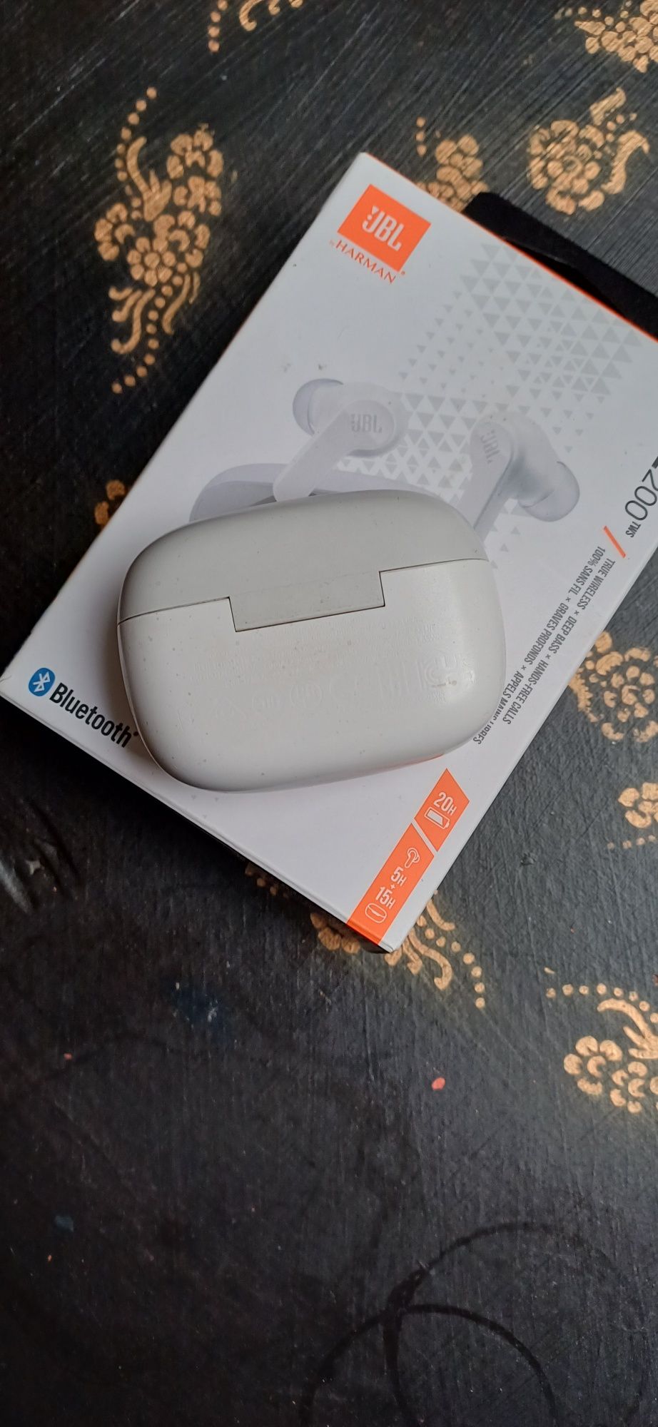 Продам беспроводные наушники JBL