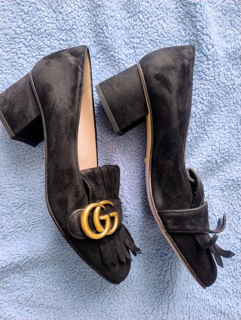 GUCCI Marmont Czarno-złoty zamszowy frędzel GG Średni obcas