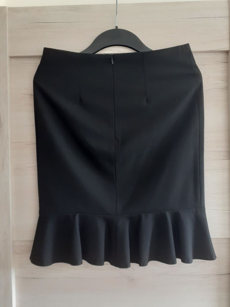 Czarna spódnica z falbaną. Elegancka i kobieca. Mohito - 36