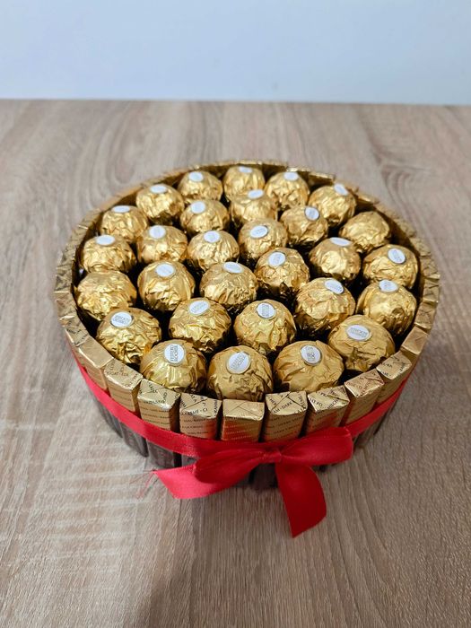 Elegancki torcik z czekoladek Merci i Ferrero na urodziny imieniny