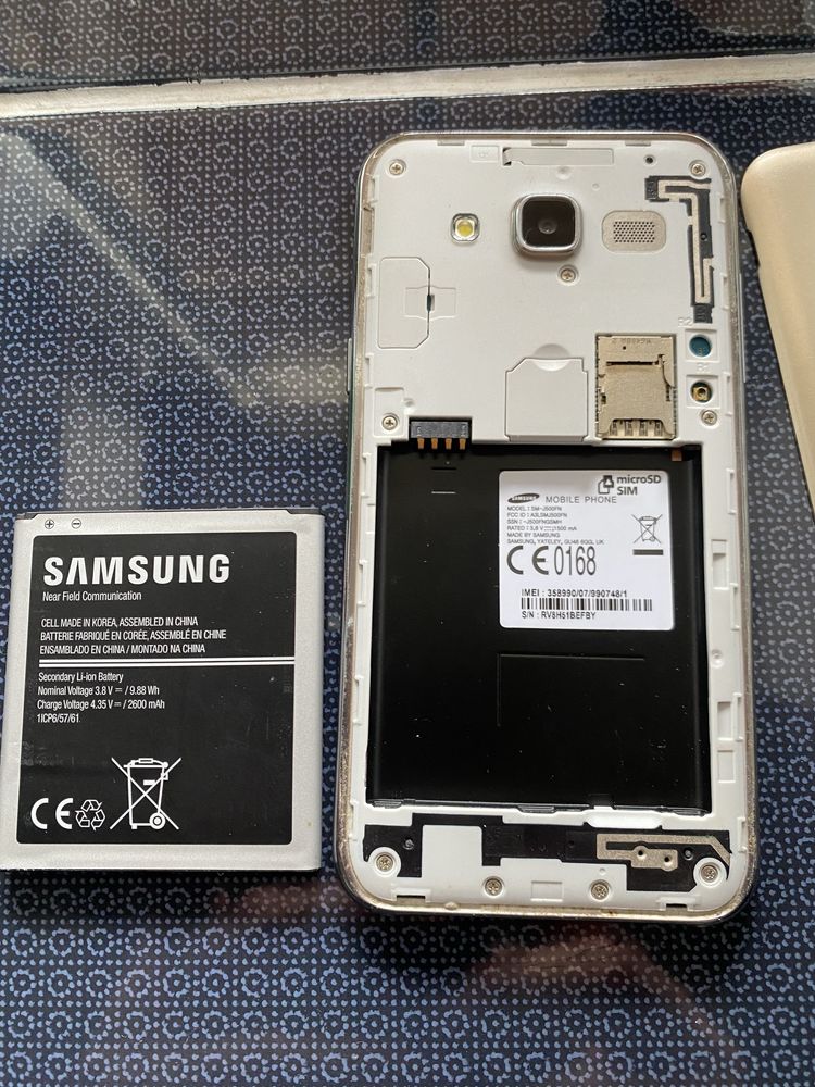 Телефон Samsung Galaxy J5