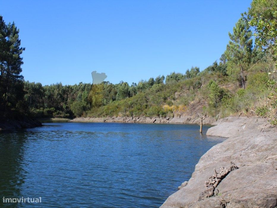 Bela terra rústica no lago da barragem de Carril.