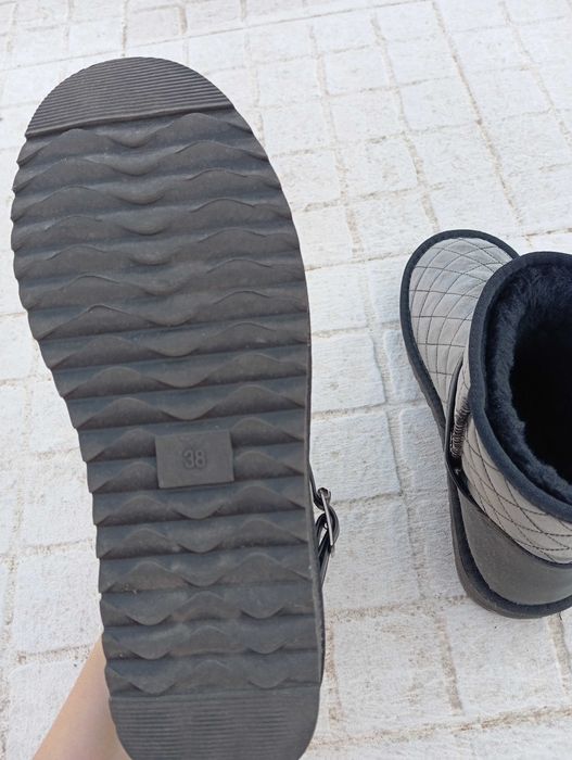 Botas em pêlo cinzentas e pretas