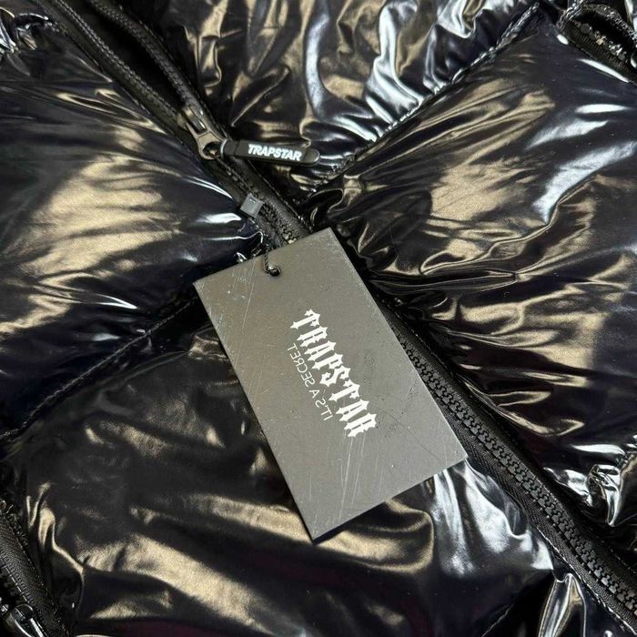 Супер тренд! Глянцева жилетка Trapstar, є розміри. Топ якість. Є опт !