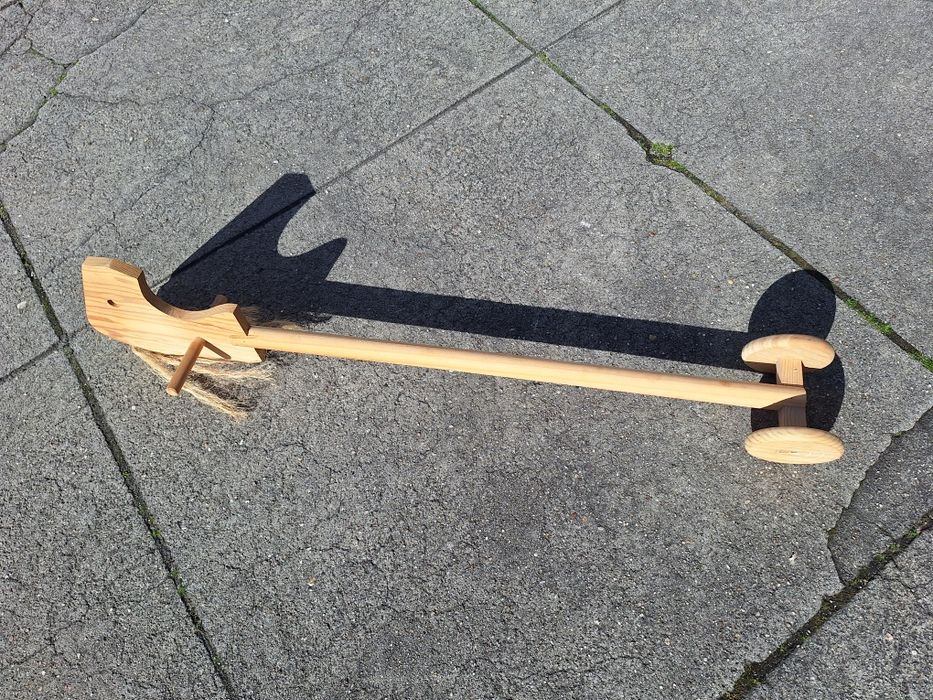 Cavalo de madeira. Brinquedo tradicional