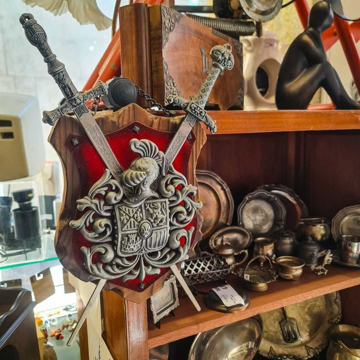 Escudo Heráldico Duas Espadas Cruzadas – Parede Medieval (38 cm)