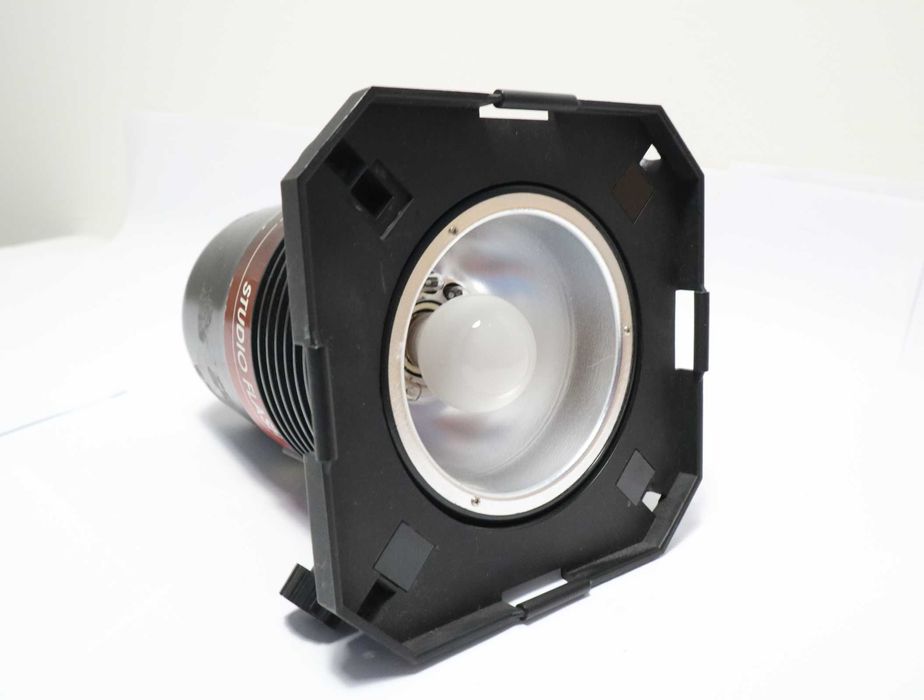 Lampa studyjna HAMA SF-30E w komplecie z dyfuzorem SOFTBOX - gwint E27