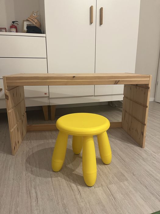 Regał Trofast drewniany z krzesełkiem biurko