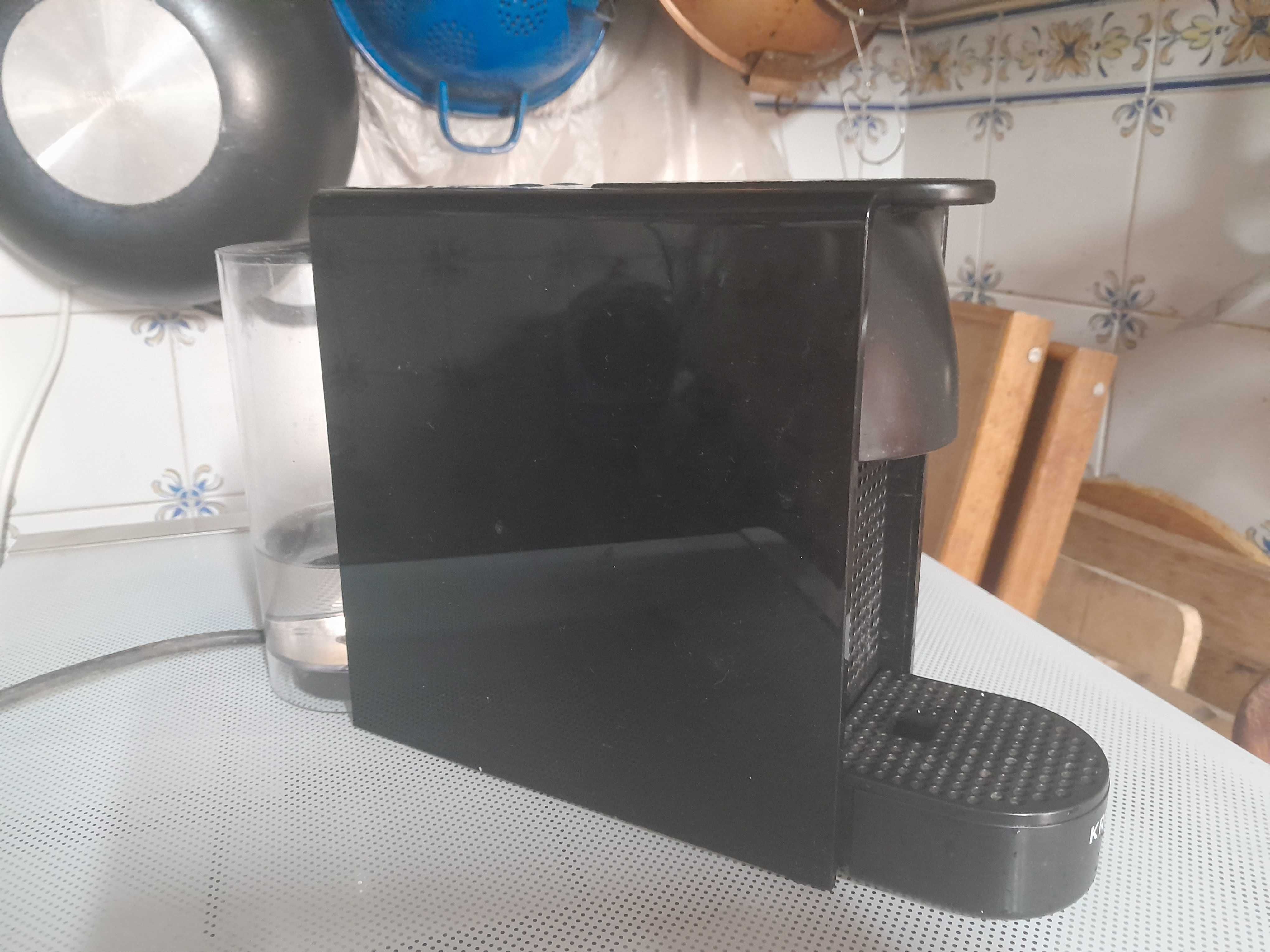Máquina de café Nespresso Essenza Mini