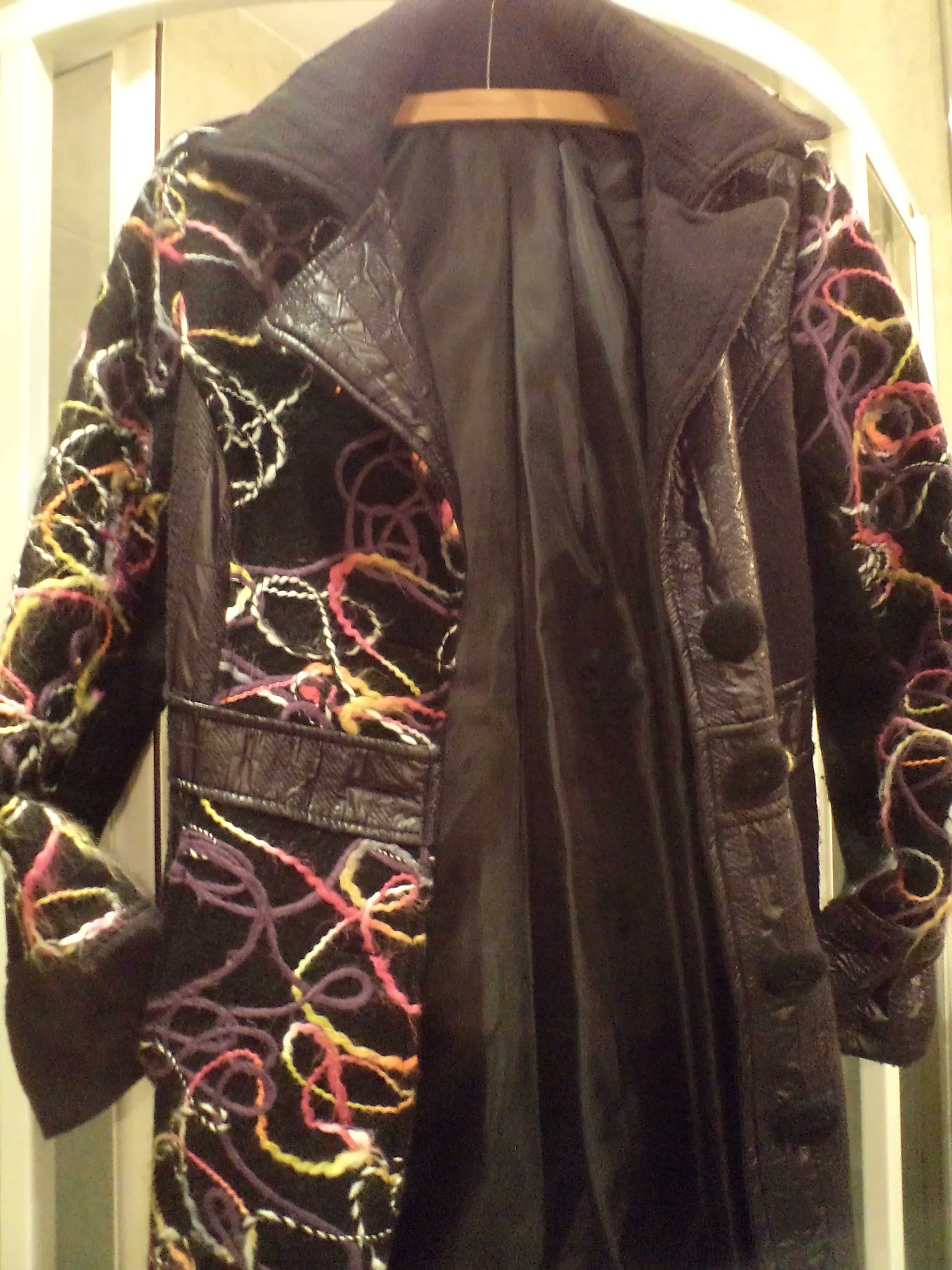 Włoski czarny wełniany płaszcz kolorowy ornament M/L