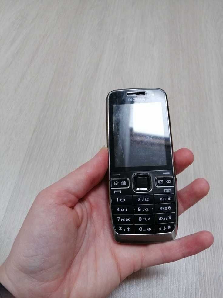 Sprawny telefon Nokia E52. Działająca, kultowa Nokia z ładowarką.