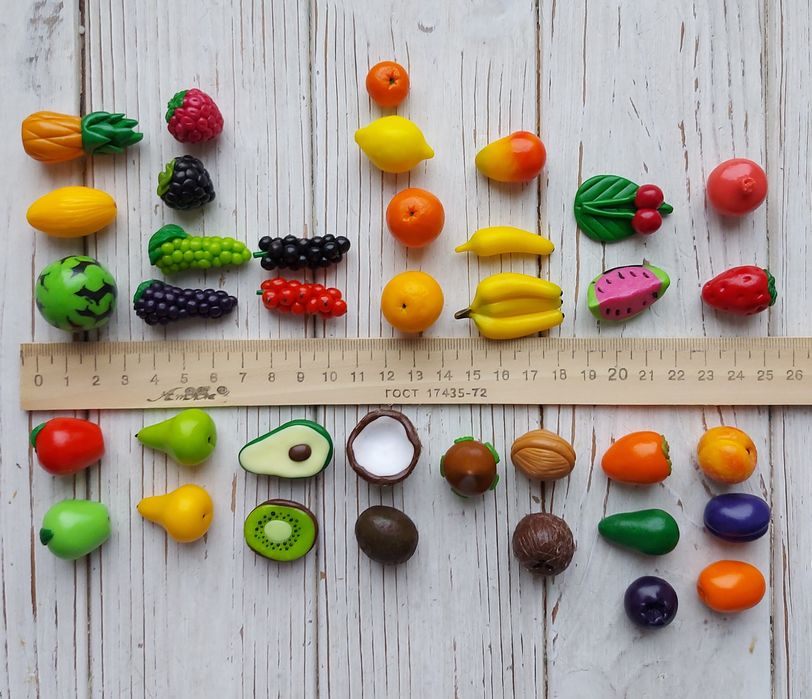 Набір мініатюрних фруктів та карток