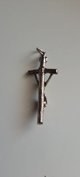 Srebrny krzyżyk zawieszka