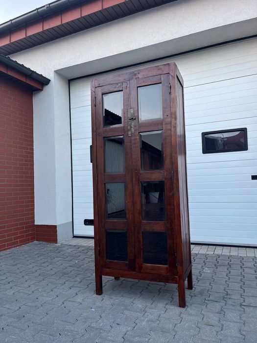 Kolonialna witryna - egzotyczne drewno tekowe, industrialna