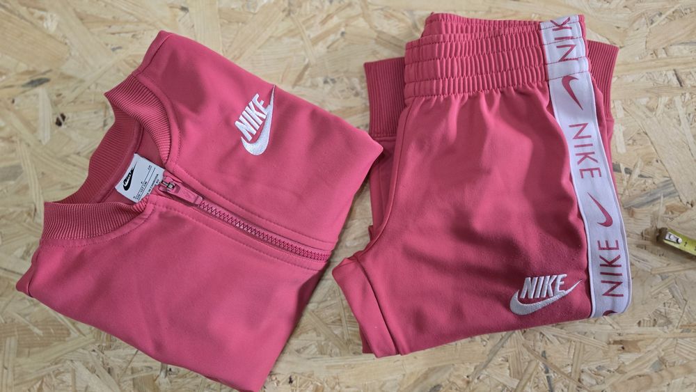 Komplet dresowy Nike dla dziewczynki 128