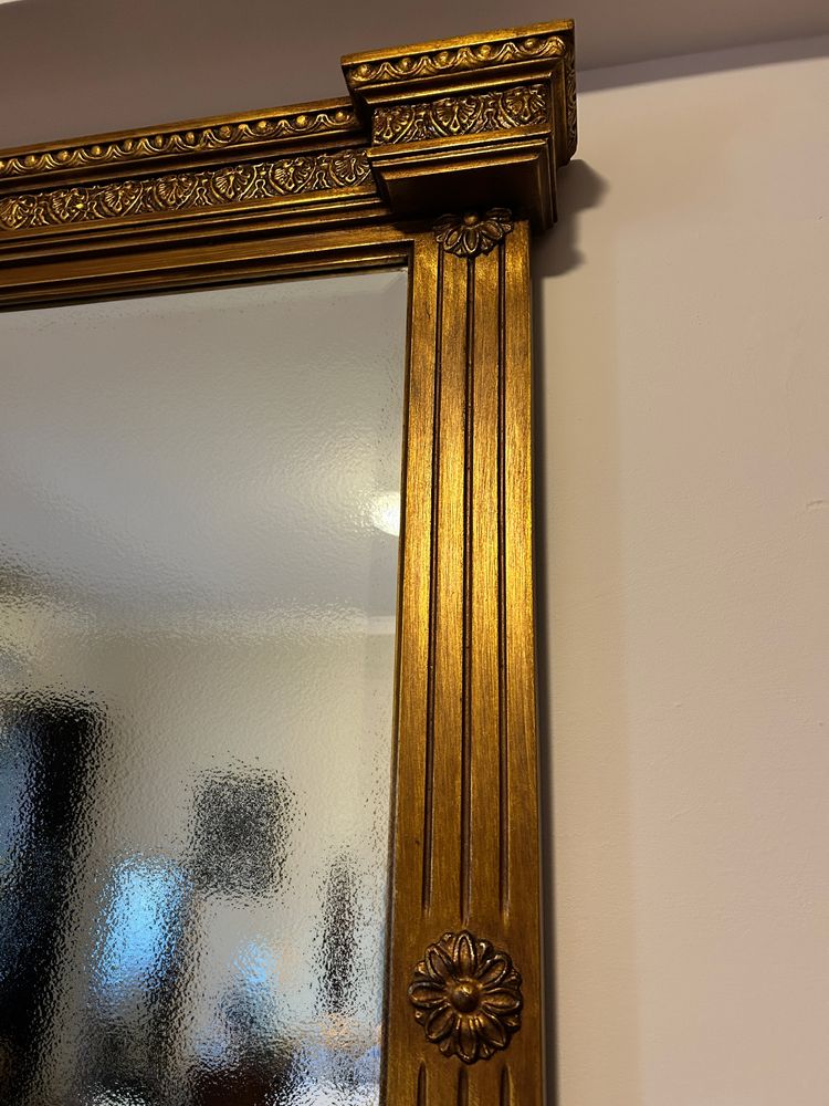 Espelho em gesso dourado