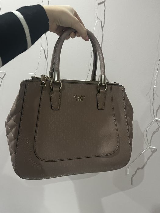 Różowa torebka guess kuferek skórzana pikowana