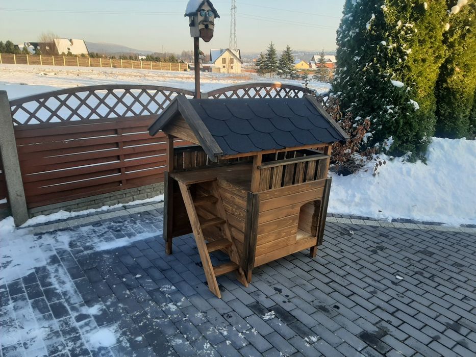 Buda dla psa lub kota z poddaszem