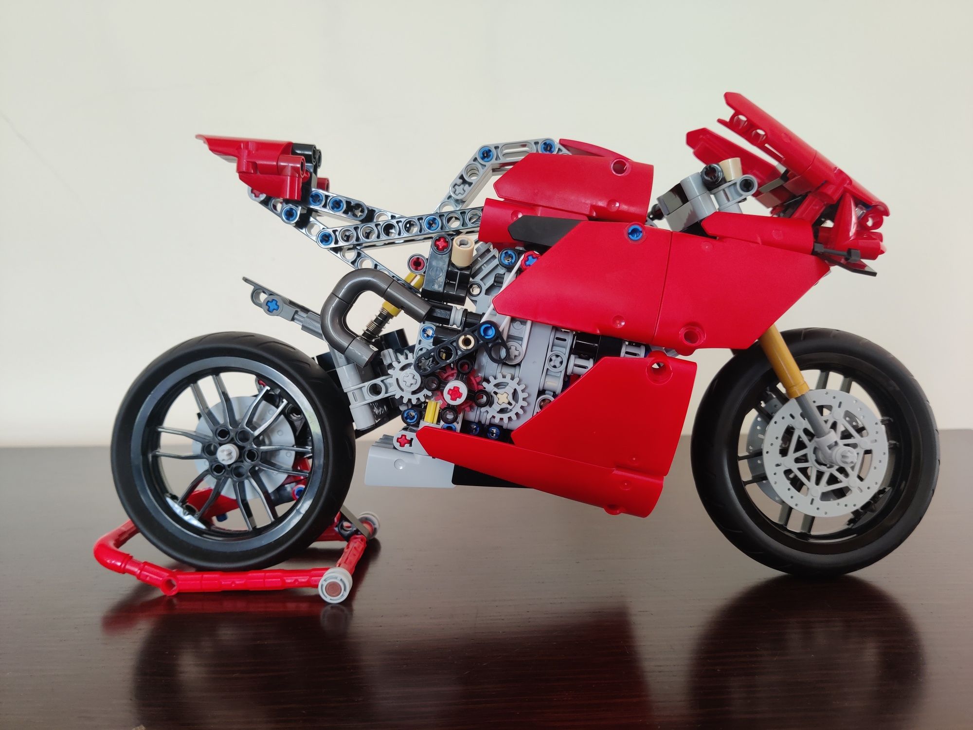 LEGO Technic 42107 Ducati Panigale V4 R