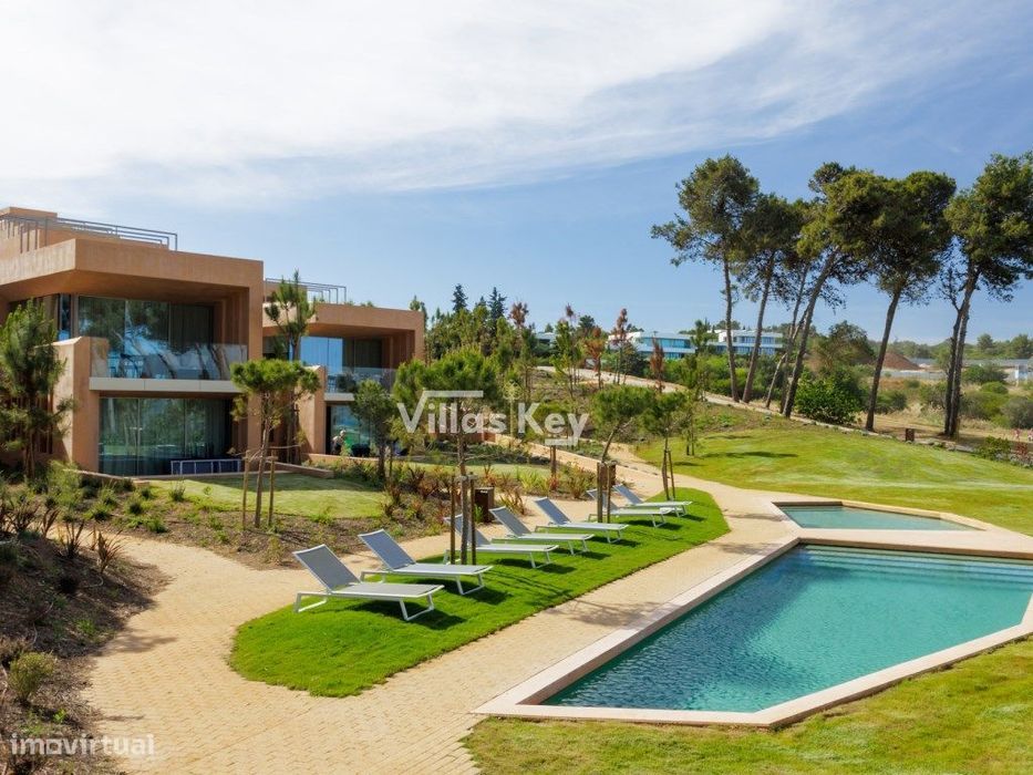 Apartamento com piscina rodeado de natureza com vista mar.