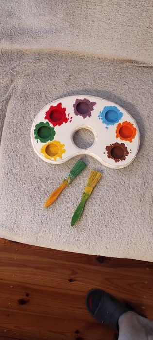 Drewniana paleta z farbami - rekwizyt do sesji