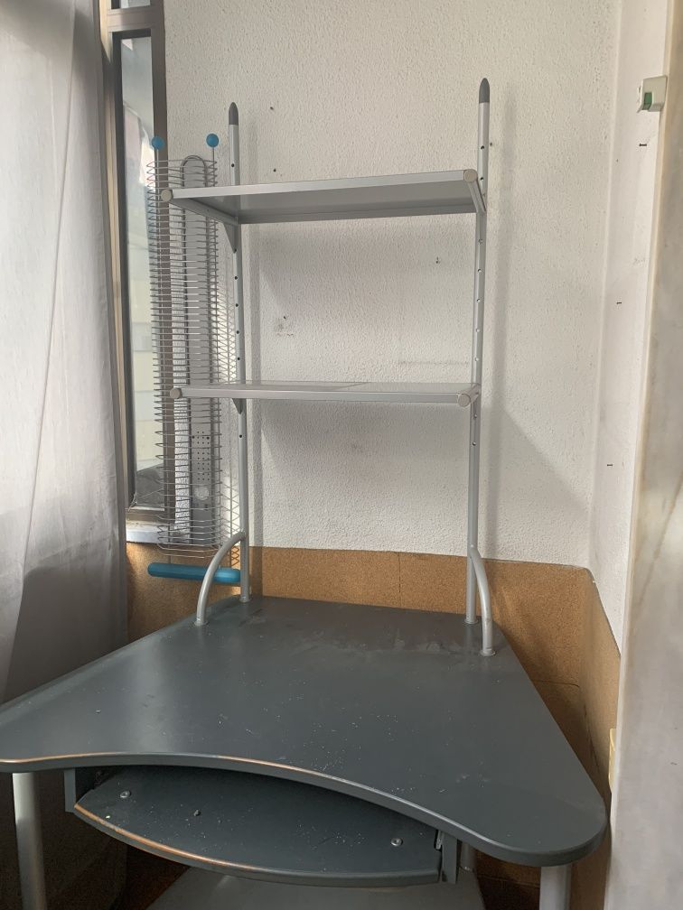 Secretaria e mesa de computador