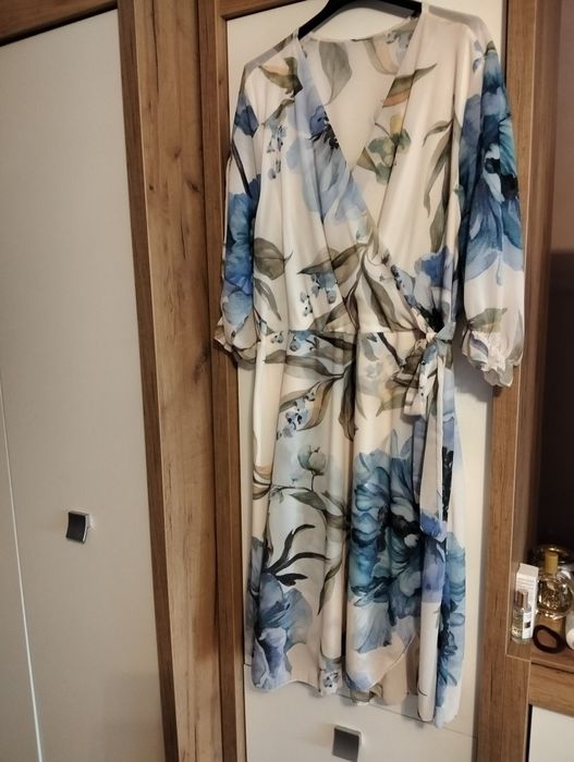 Sukienka w kwiaty plus size 50/52