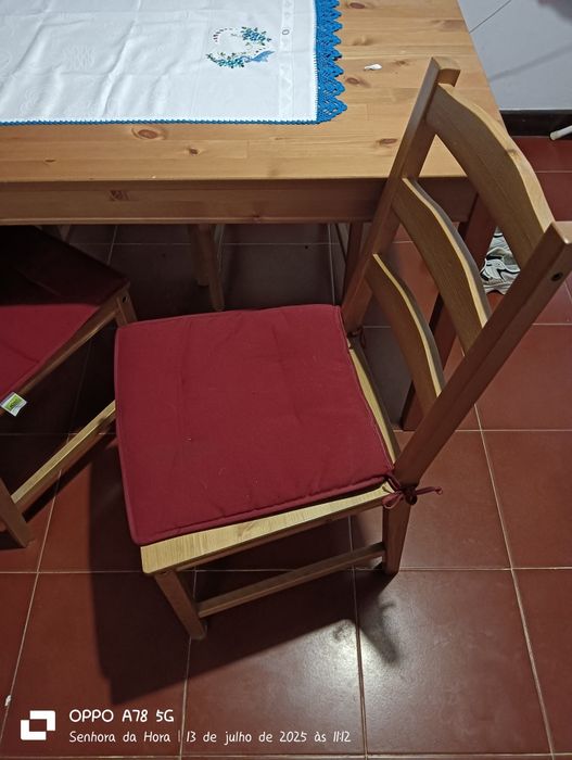 Vendo mesa e 4 cadeiras  como nova