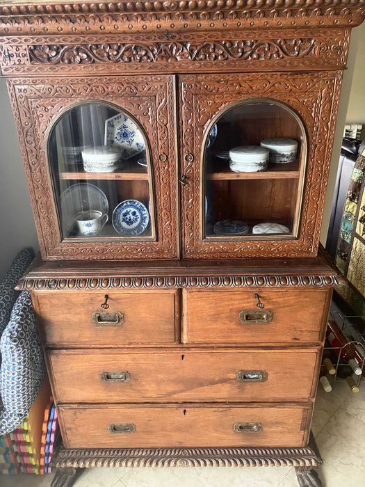 Vitrine + Cómoda Antiga em Madeira (Jacarandá) Maciça – Século XIX/XX
