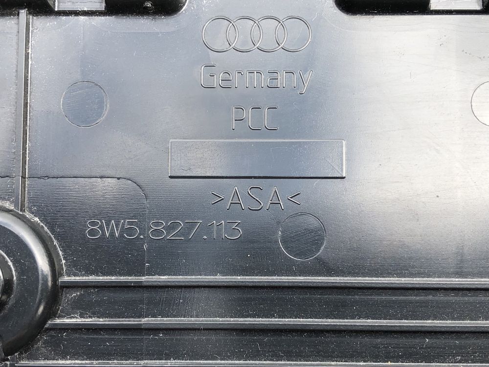 Подиум номерного знака Audi 8W5 827 113