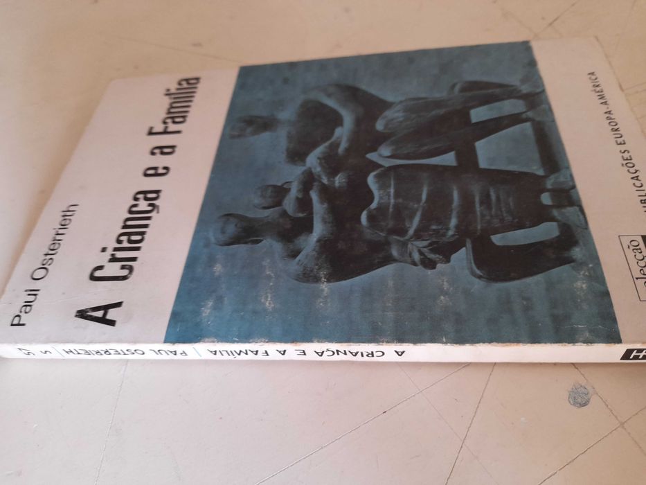 Livro " A Criança e a Família " Antigo