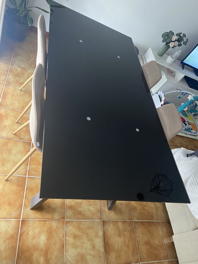 Mesa de jantar com tampo de vidro preto